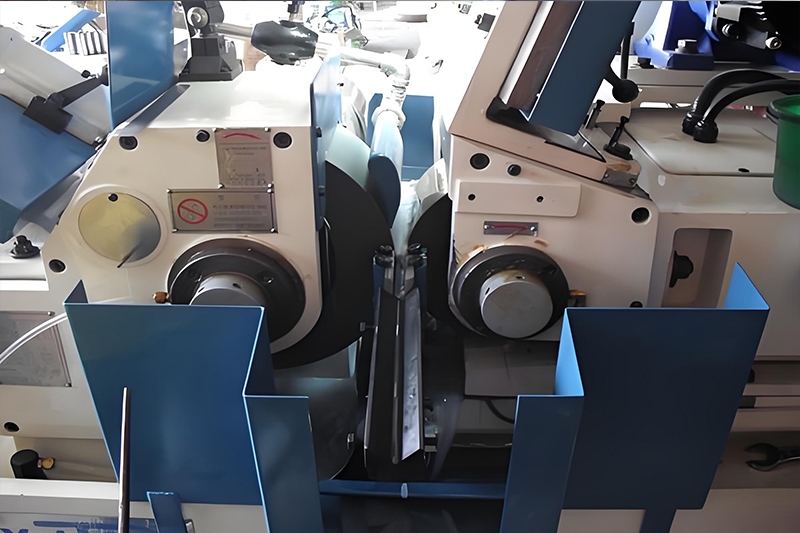 Centerless grinding machine