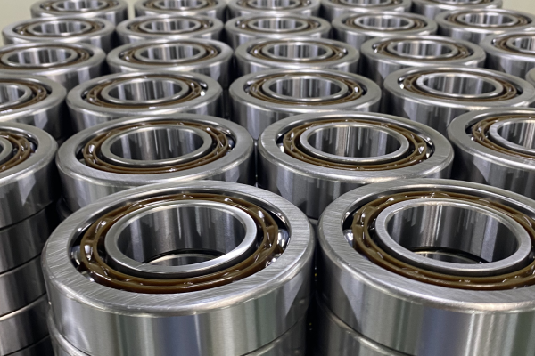 How to solve the problem of overheating of the bearings in a CNC lathe? What are the impacts of overheated bearings?