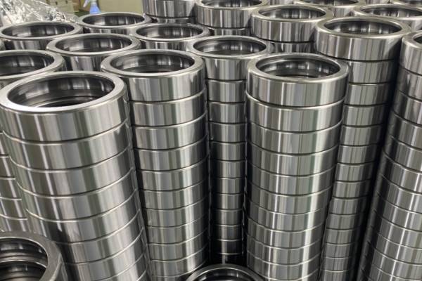 What are the differences between ceramic ball bearings and steel ball bearings? Which one is more expensive?